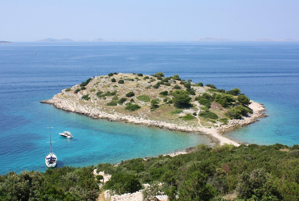 Mała wyspa w Chorwacji, widok ze wzgórza