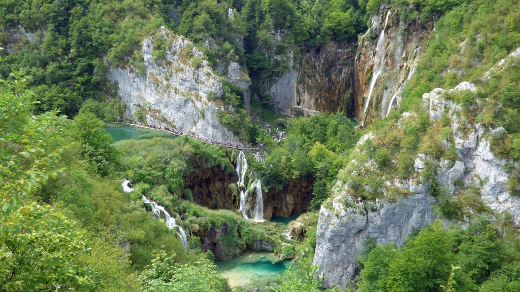 wodospady i jeziora w pięknej, zielonej przyrodzie